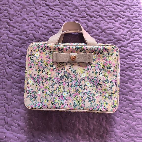Betsey Johnson Large Weekender Cosmetic Bag - Picture 2 of 7